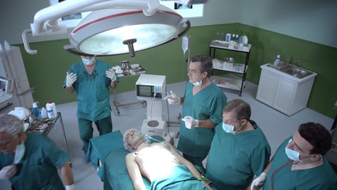 pateras-fwnaze-ston-giatro-poy-xeiroyrgoyse-1