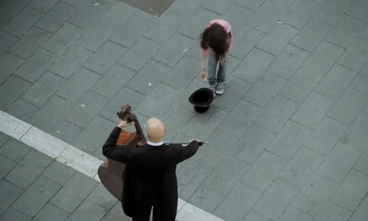 Ρίχνει ένα κέρμα στον μουσικό του δρόμου και δείτε τι θα ακολουθήσει…