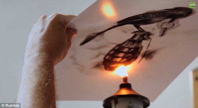 Έχετε δει ποτέ κάποιον να ζωγραφίζει με τη φωτιά; Γνωρίστε έναν άντρα που το κάνει!