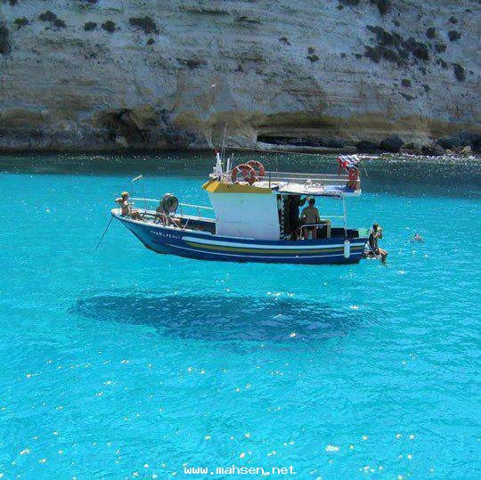 Ιπτάμενα… σκάφη! Εντυπωσιακές εικόνες σε κρυστάλλινα νερά