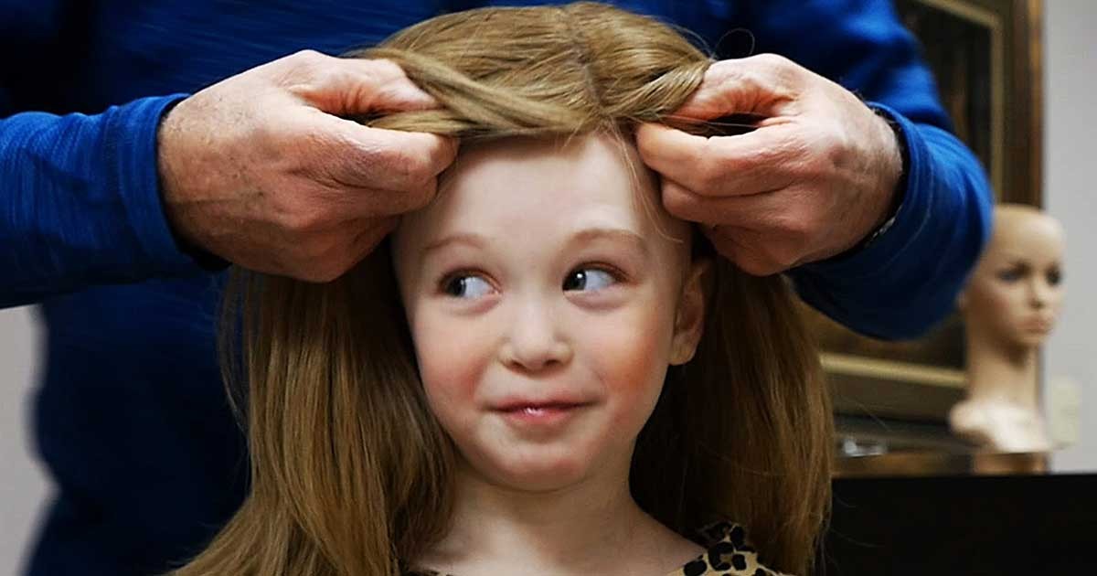 Να τι συμβαίνει όταν δωρίζεις τα μαλλιά σου.Ένα βαθιά συγκινητικό βίντεο.