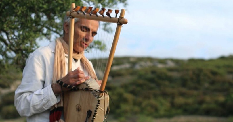 Ακούστε Αρχαία ελληνική λύρα και προσπαθήστε να μη δακρύσετε.