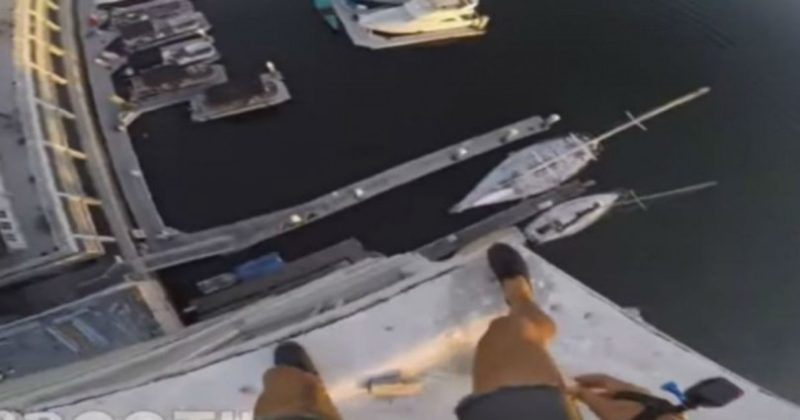 Τρελός τύπος Πηδάει από κτίριο 8 ορόφων και οριακά Προσγειώνεται στο Νερό